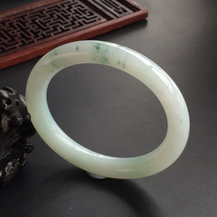 (超值推荐)糯冰种飘花圆条手镯(57.4mm)