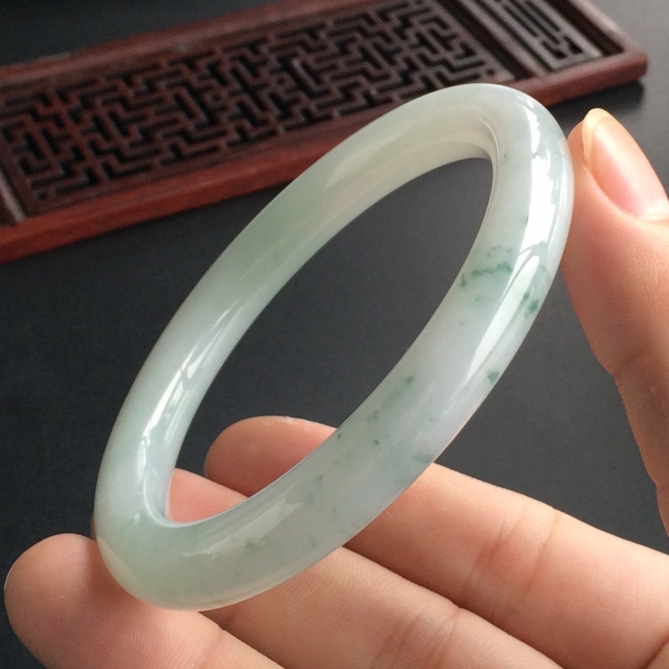 (超值推荐)糯冰种飘花圆条手镯(57.4mm)