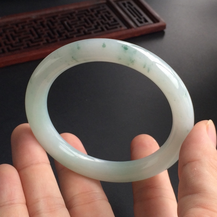 (超值推荐)糯冰种飘花圆条手镯(57.4mm)