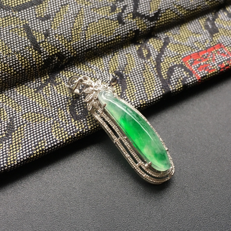 (超值推荐)冰种飘翠镶白金钻石福瓜胸坠
