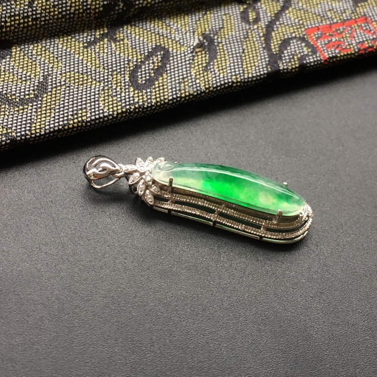 (超值推荐)冰种飘翠镶白金钻石福瓜胸坠