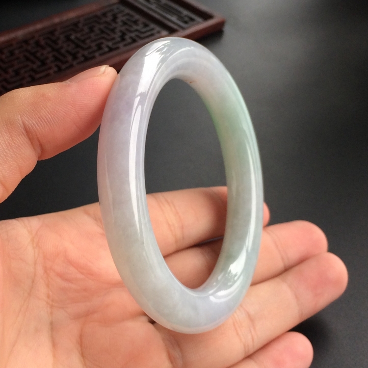 (超值推荐)糯冰种飘翠圆条手镯(56.3mm)