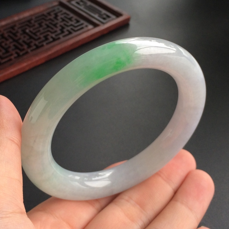 (超值推荐)糯冰种飘翠圆条手镯(56.3mm)