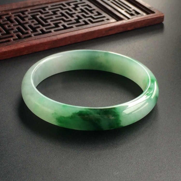 (超值推荐)糯冰种飘翠贵妃镯(55.5mm-49.6mm)