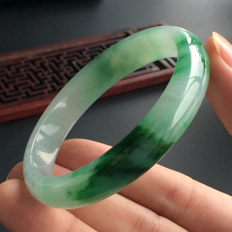 (超值推荐)糯冰种飘翠贵妃镯(55.5mm-49.6mm)