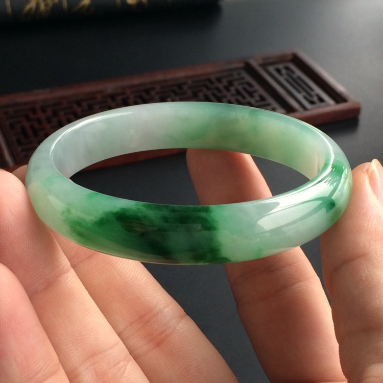 (超值推荐)糯冰种飘翠贵妃镯(55.5mm-49.6mm)