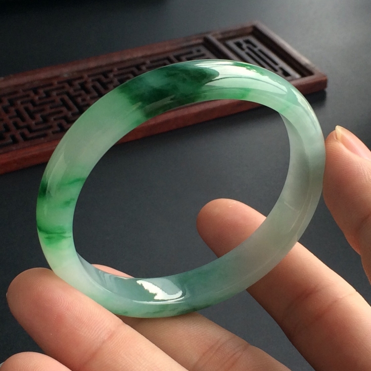 (超值推荐)糯冰种飘翠贵妃镯(55.5mm-49.6mm)