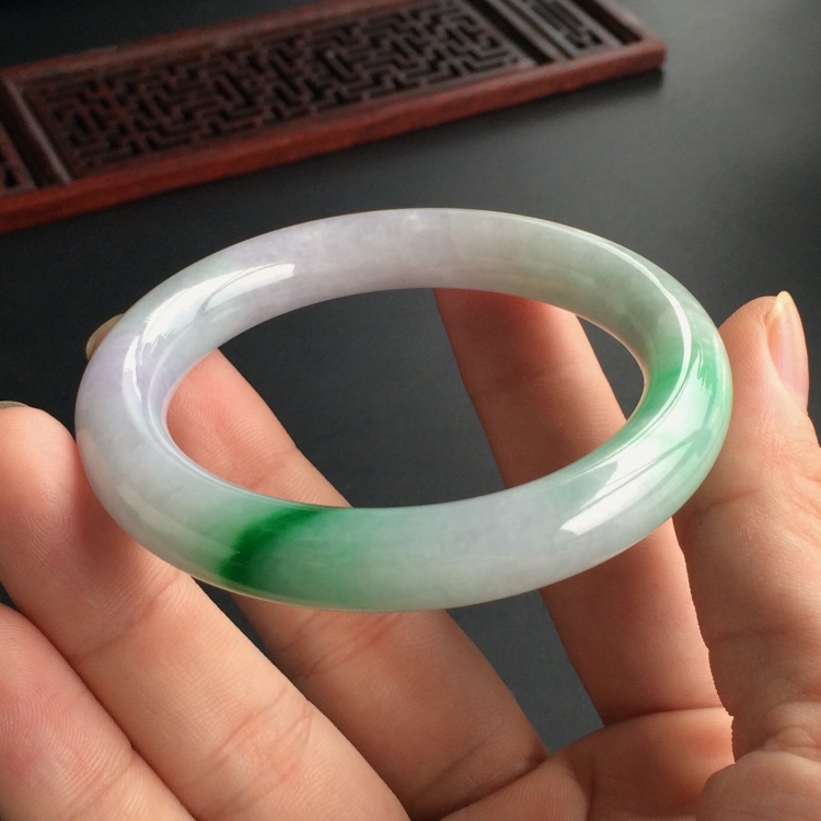(超值推荐)糯冰种飘翠圆条手镯(52.8mm)