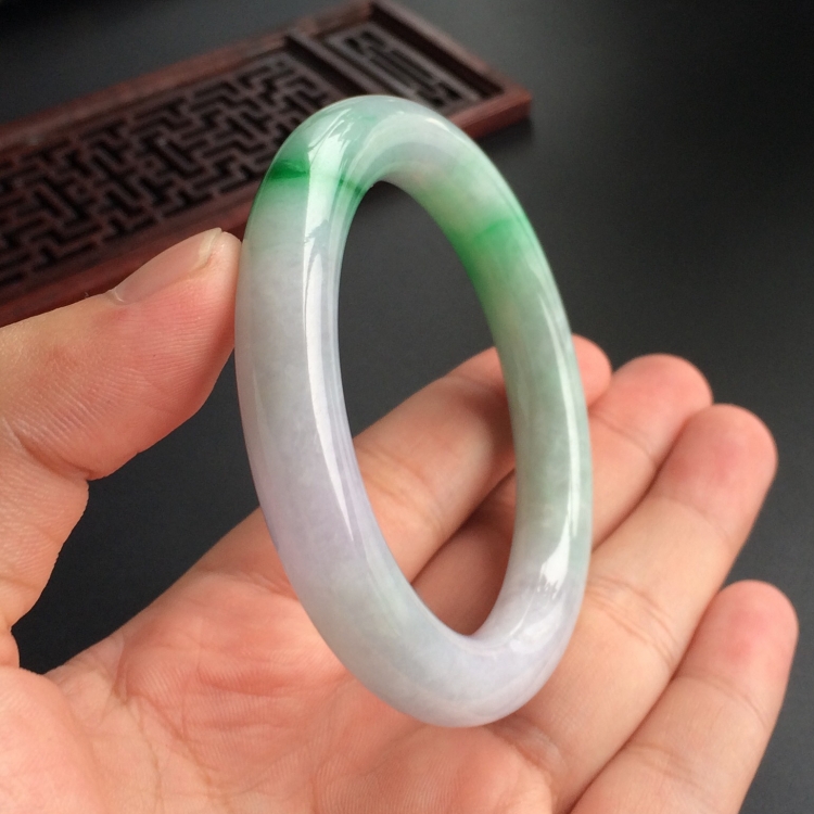 (超值推荐)糯冰种飘翠圆条手镯(52.8mm)