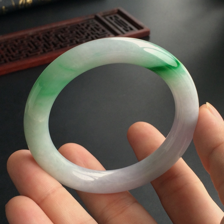(超值推荐)糯冰种飘翠圆条手镯(52.8mm)