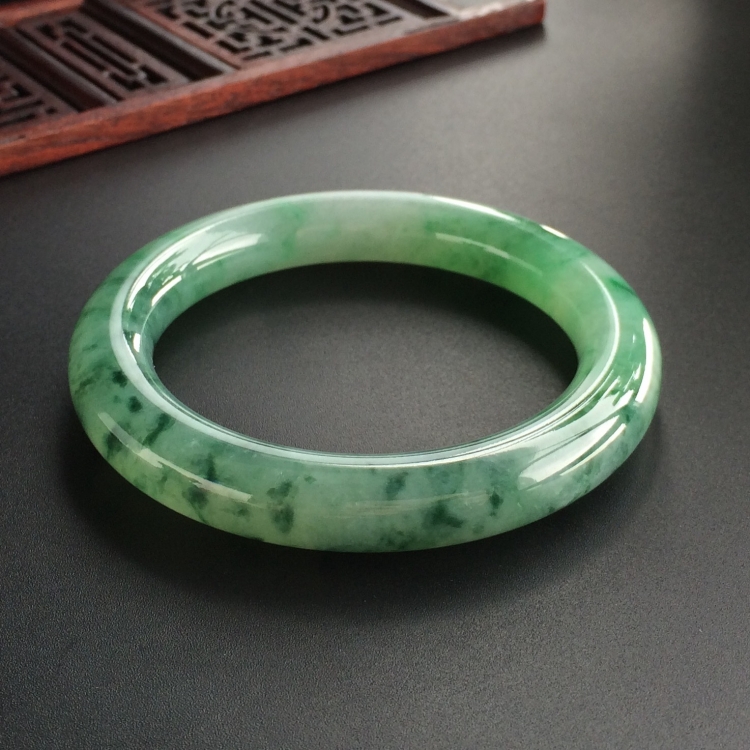 (超值推荐)糯冰种飘花圆条手镯(53.6mm)
