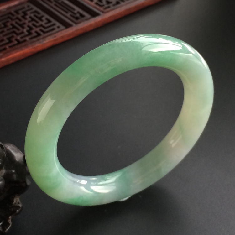 (超值推荐)糯冰种晴水略飘翠圆条手镯(58mm)