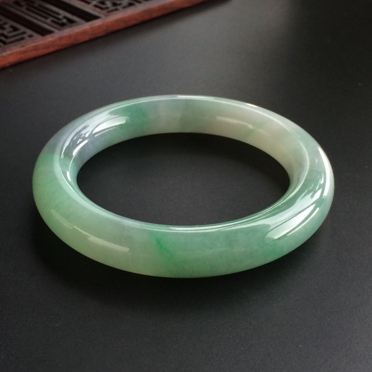 (超值推荐)糯冰种晴水略飘翠圆条手镯(58mm)
