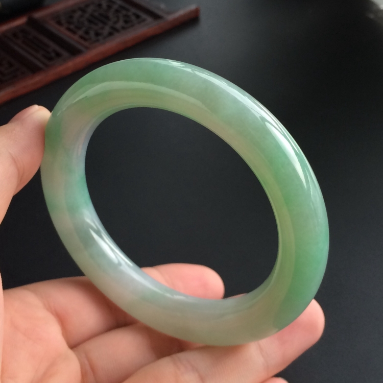 (超值推荐)糯冰种晴水略飘翠圆条手镯(58mm)