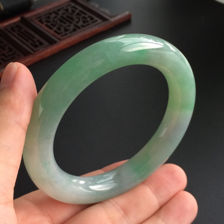 (超值推荐)糯冰种晴水略飘翠圆条手镯(58mm)