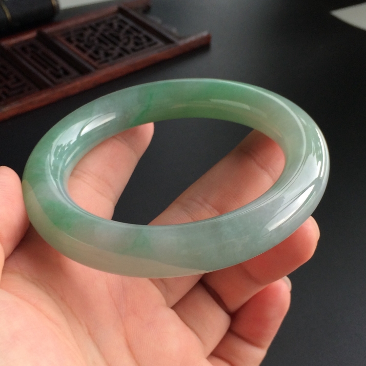 (超值推荐)糯冰种晴水略飘翠圆条手镯(58mm)