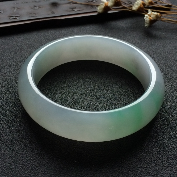 （超值推荐）糯冰种飘绿花手镯（55mm）