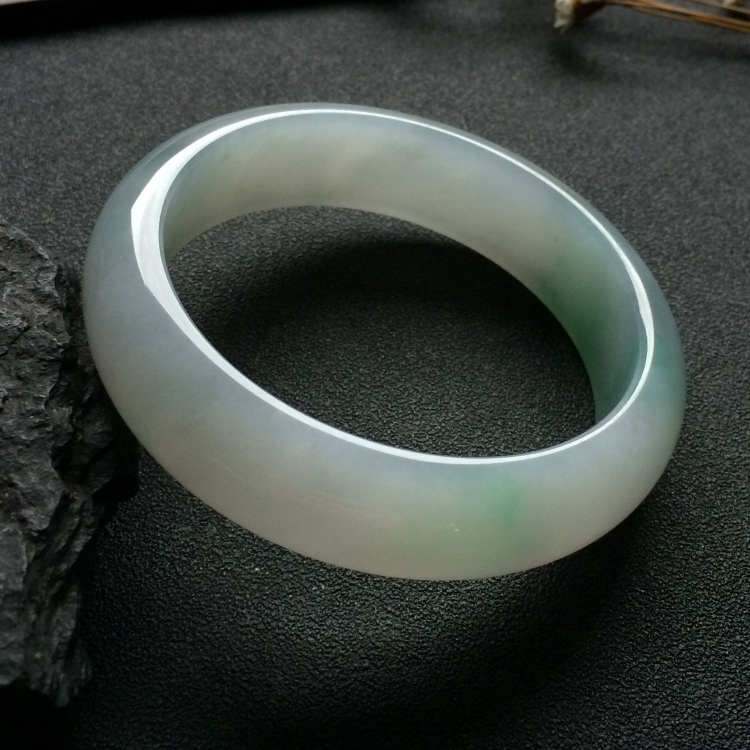 （超值推荐）糯冰种飘绿花手镯（55mm）