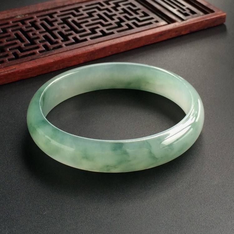 (超值推荐)冰种飘花贵妃镯(56.1mm-48.4mm)