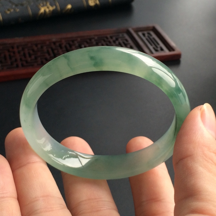 (超值推荐)冰种飘花贵妃镯(56.1mm-48.4mm)