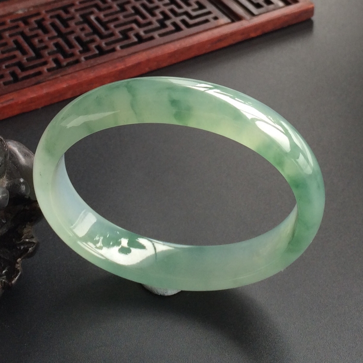 (超值推荐)冰种飘花贵妃镯(56.1mm-48.4mm)