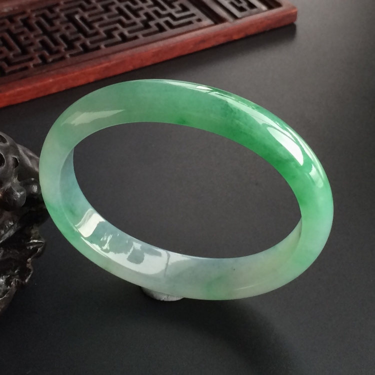 (超值推荐)糯冰种飘翠贵妃镯(56.6mm-48.6mm)