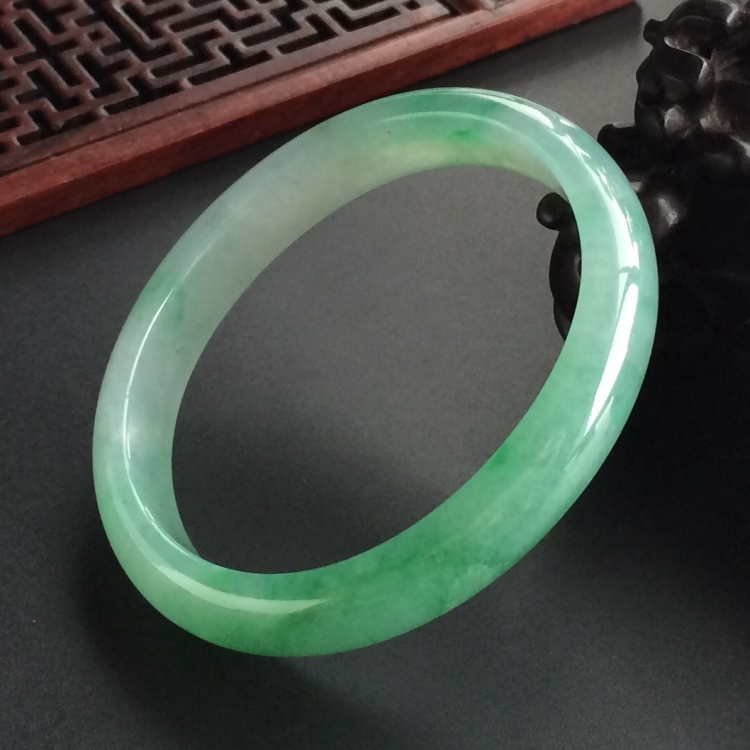 (超值推荐)糯冰种飘翠贵妃镯(56.6mm-48.6mm)