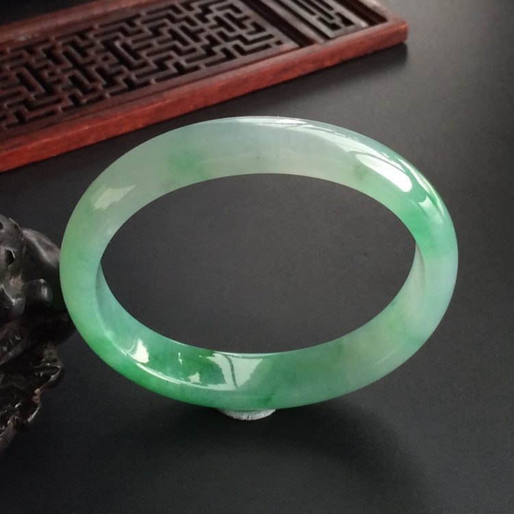 (超值推荐)糯冰种飘翠贵妃镯(56.6mm-48.6mm)