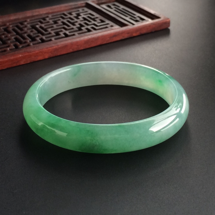 (超值推荐)糯冰种飘翠贵妃镯(56.6mm-48.6mm)