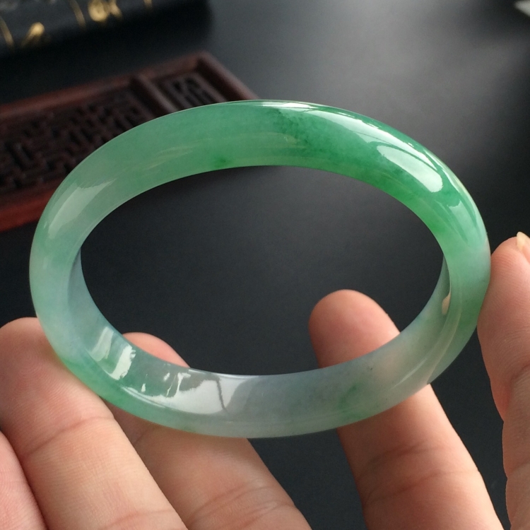 (超值推荐)糯冰种飘翠贵妃镯(56.6mm-48.6mm)