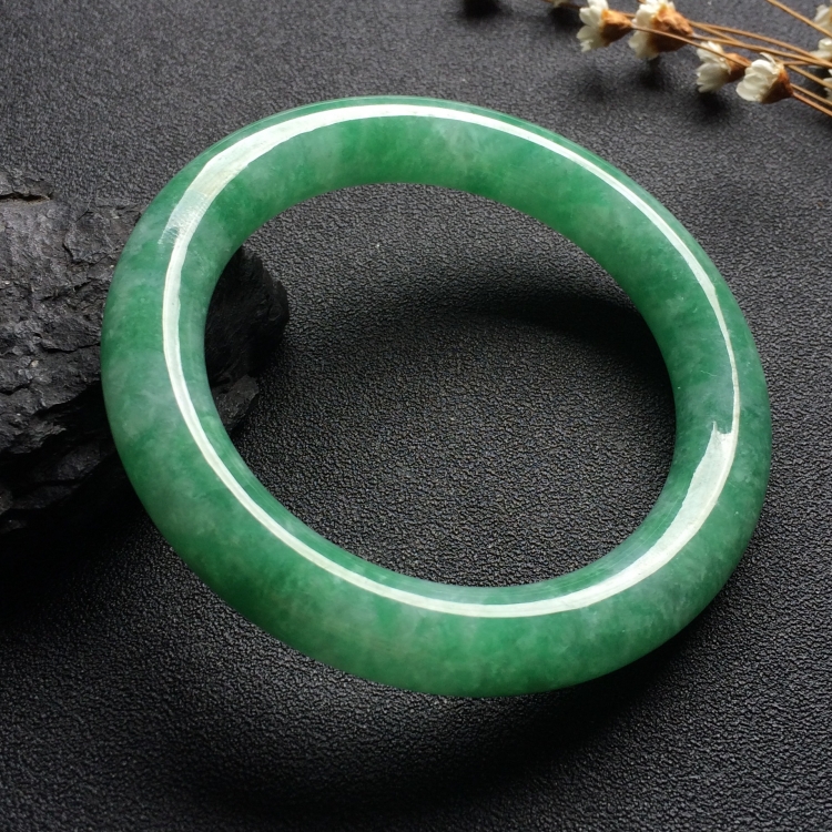 （超值推荐）糯冰种豆绿圆条手镯（55.2mm）