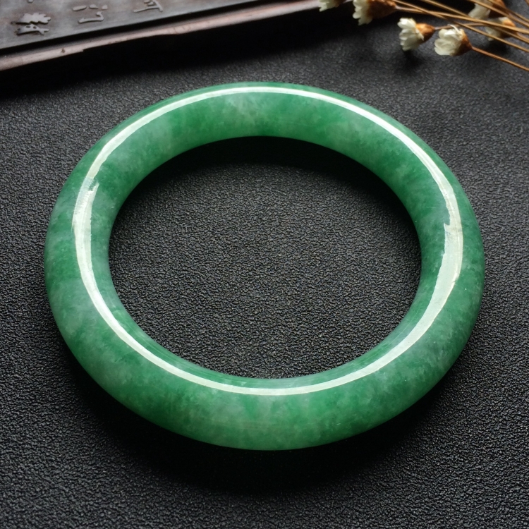 （超值推荐）糯冰种豆绿圆条手镯（55.2mm）