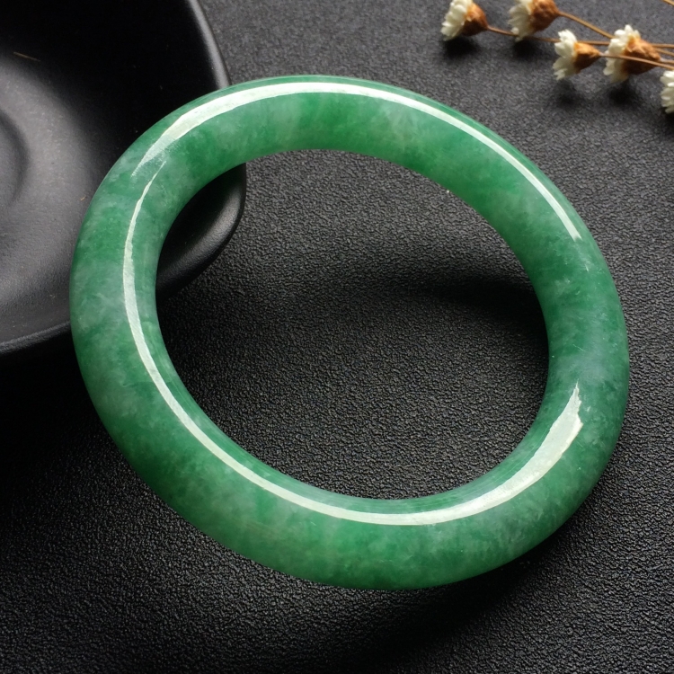 （超值推荐）糯冰种豆绿圆条手镯（55.2mm）