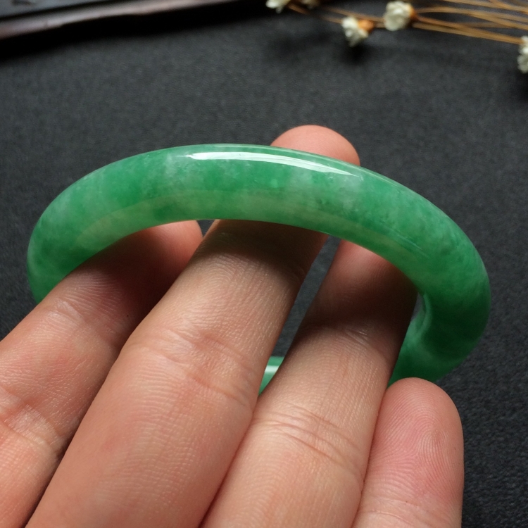 （超值推荐）糯冰种豆绿圆条手镯（55.2mm）