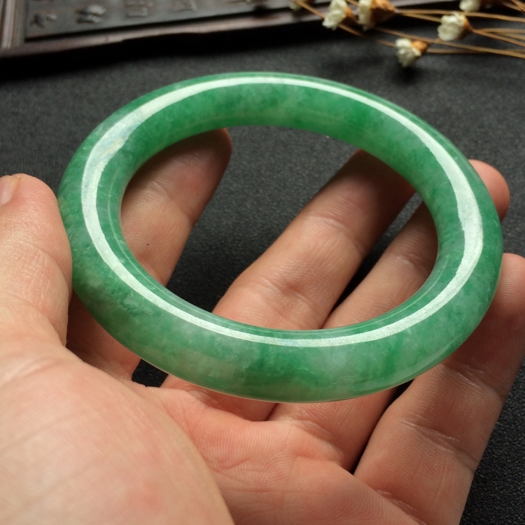（超值推荐）糯冰种豆绿圆条手镯（55.2mm）