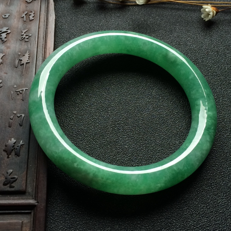（超值推荐）糯冰种豆绿圆条手镯（54.7mm）