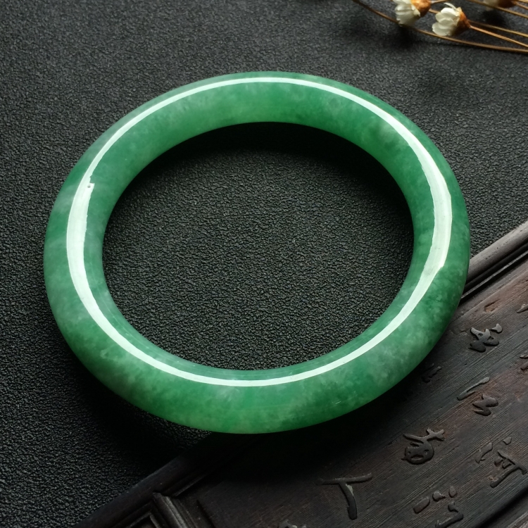 （超值推荐）糯冰种豆绿圆条手镯（54.7mm）