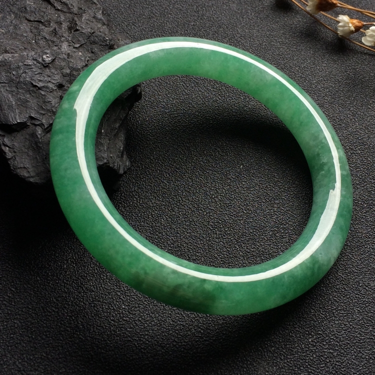（超值推荐）糯冰种豆绿圆条手镯（54.7mm）