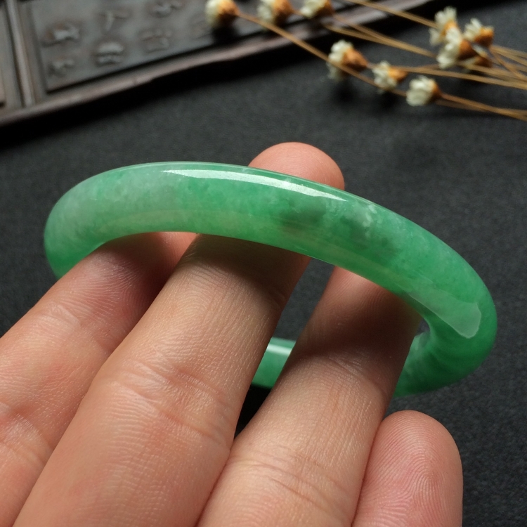 （超值推荐）糯冰种豆绿圆条手镯（54.7mm）