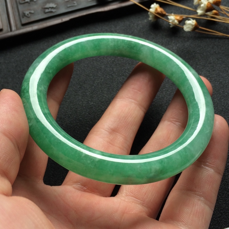 （超值推荐）糯冰种豆绿圆条手镯（54.7mm）