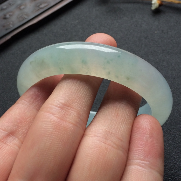 （超值推荐）糯冰种飘花手镯（56.3mm）
