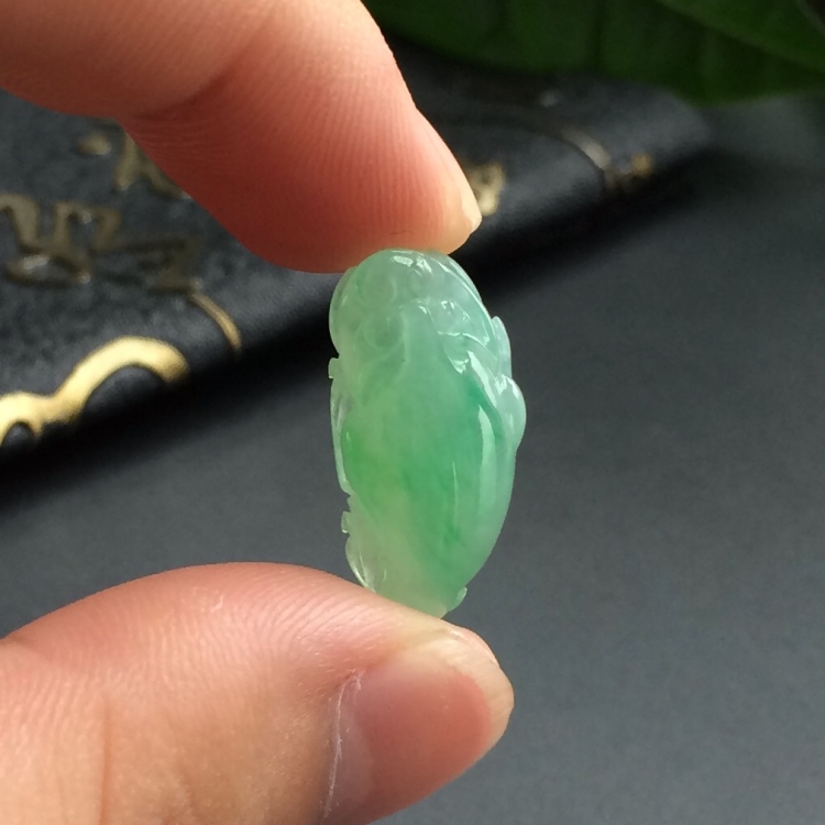 (超值推荐)糯冰种飘翠金蟾戒面/胸坠面