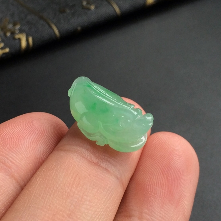 (超值推荐)糯冰种飘翠金蟾戒面/胸坠面