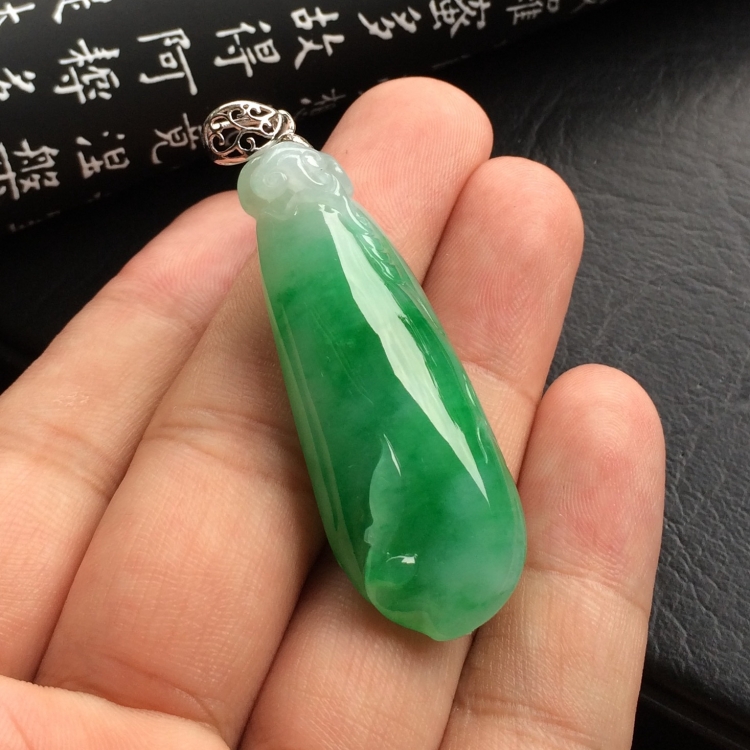 （超值推荐）糯冰种翠色福瓜挂件