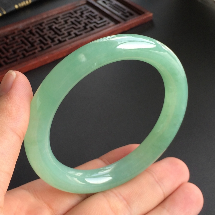 (超值推荐)糯冰种绿晴水圆条手镯(55mm)