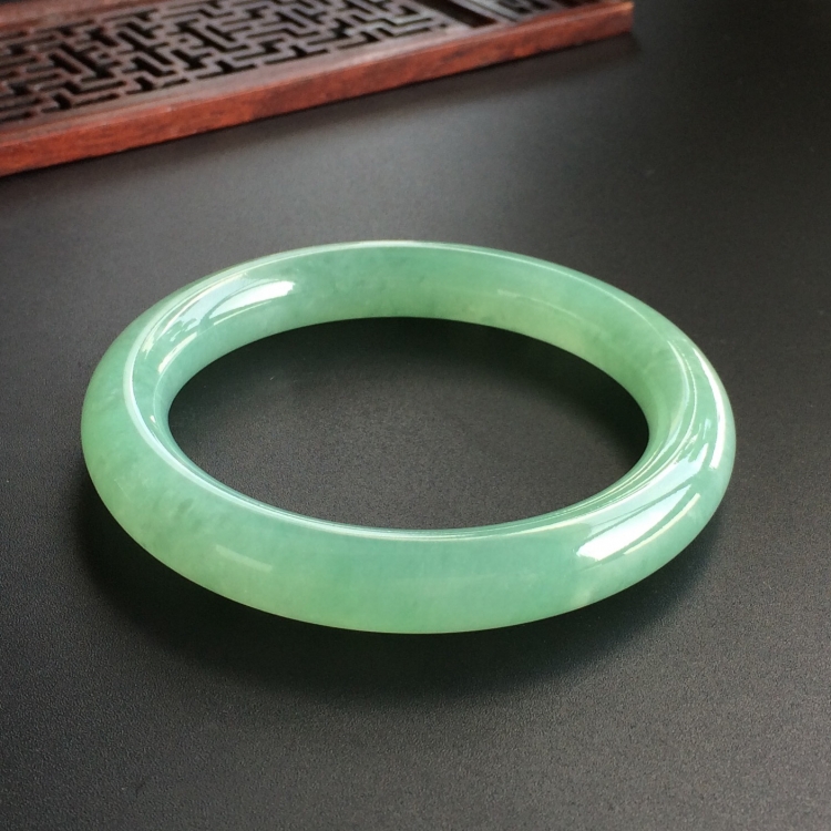 (超值推荐)糯冰种绿晴水圆条手镯(55mm)