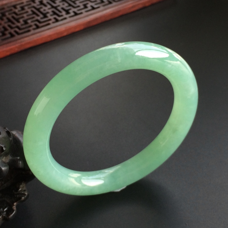 (超值推荐)糯冰种绿晴水圆条手镯(55mm)