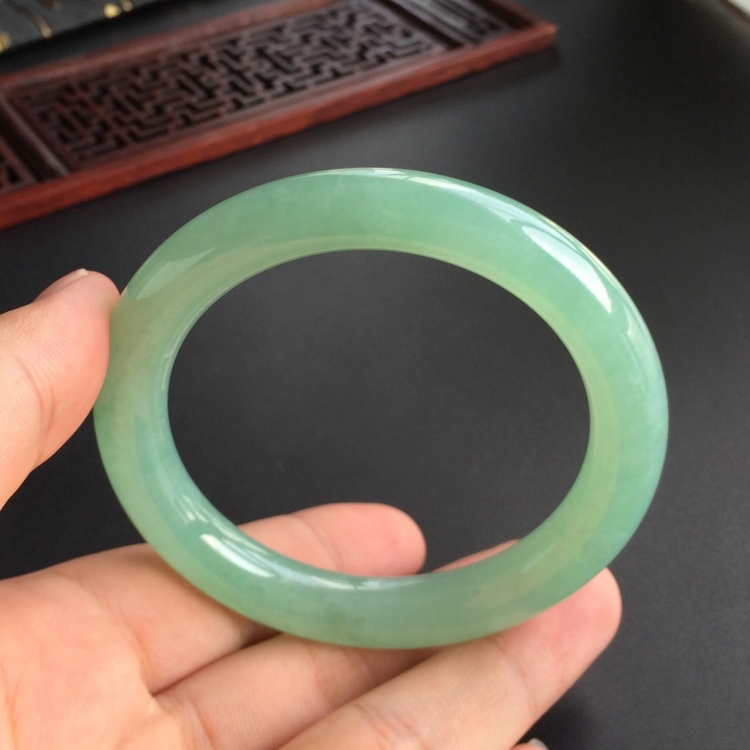 (超值推荐)糯冰种绿晴水圆条手镯(55mm)