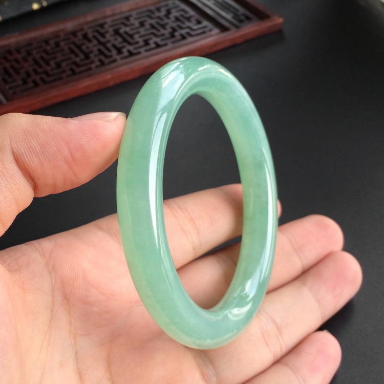 (超值推荐)糯冰种绿晴水圆条手镯(55mm)