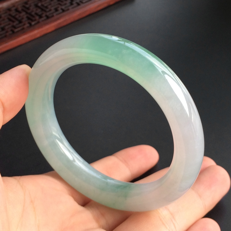 (超值推荐)糯冰种晴水略飘花圆条手镯(57.6mm)